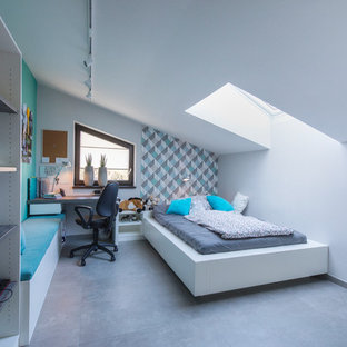 Mittelgroßes Modernes Jugendzimmer mit Schlafplatz, weißer Wandfarbe, Betonboden und grauem Boden in Nürnberg