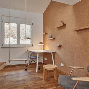 Kleines Modernes Jugendzimmer mit braunem Holzboden, Arbeitsecke, weißer Wandfarbe und braunem Boden in Stuttgart