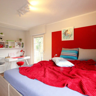Mittelgroßes Modernes Jungszimmer mit Schlafplatz, weißer Wandfarbe, braunem Holzboden und braunem Boden in Frankfurt am Main