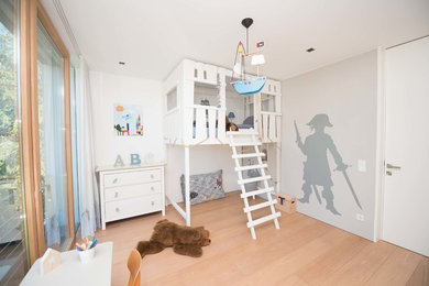 Neutrales, Mittelgroßes Klassisches Kinderzimmer mit Schlafplatz, weißer Wandfarbe, hellem Holzboden und beigem Boden in Sonstige