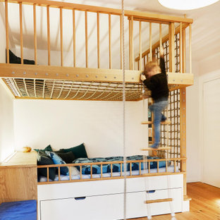 Modernes Kinderzimmer mit weißer Wandfarbe, Schlafplatz, braunem Holzboden und braunem Boden in Frankfurt am Main
