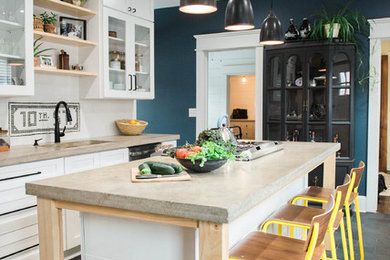 Foto på ett litet lantligt grå linjärt kök, med en undermonterad diskho, vita skåp, bänkskiva i betong, vitt stänkskydd, stänkskydd i keramik, rostfria vitvaror, skiffergolv, en köksö, grått golv och skåp i shakerstil