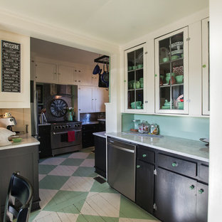 Esempio di una piccola cucina ad U industriale chiusa con lavello stile country, ante in stile shaker, top in marmo, paraspruzzi a effetto metallico, elettrodomestici in acciaio inossidabile, pavimento in legno verniciato, nessuna isola, ante nere, paraspruzzi con piastrelle diamantate, pavimento verde e top grigio