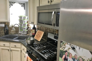 オースティンにある低価格のコンテンポラリースタイルのおしゃれなキッチン (ベージュのキャビネット、御影石カウンター、シルバーの調理設備) の写真