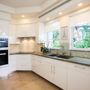 Transitional kitchen inspiration - Transitional kitchen photo in Miami
