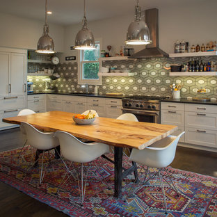 Imagen de cocina comedor ecléctica, grande, sin isla, con armarios estilo shaker, puertas de armario blancas y salpicadero gris