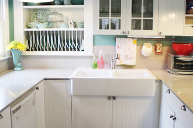 Imagen de cocina de estilo de casa de campo con fregadero sobremueble y puertas de armario blancas