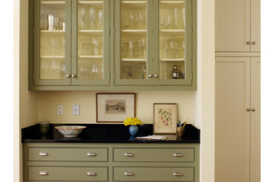 Ejemplo de cocina comedor lineal clásica pequeña con armarios tipo vitrina, puertas de armario verdes y suelo de madera oscura