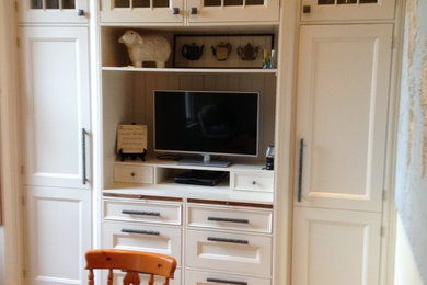 エディンバラにあるラグジュアリーな中くらいなカントリー風のおしゃれなキッチン (シェーカースタイル扉のキャビネット、白いキャビネット、シルバーの調理設備、トラバーチンの床) の写真