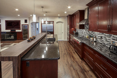 Example of a minimalist kitchen design in Orange County