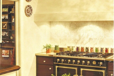 ニューアークにある低価格の中くらいなトラディショナルスタイルのおしゃれなキッチン (ダブルシンク、フラットパネル扉のキャビネット、白いキャビネット、木材カウンター、白いキッチンパネル、石タイルのキッチンパネル、黒い調理設備) の写真