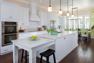 Zweizeilige Klassische Wohnküche mit Schrankfronten im Shaker-Stil, weißen Schränken, Küchenrückwand in Weiß, Rückwand aus Metrofliesen und Küchengeräten aus Edelstahl in Tampa
