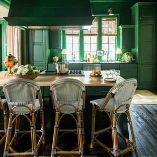 Immagine di una cucina chic di medie dimensioni con ante verdi, ante con bugna sagomata, parquet scuro, lavello sottopiano, elettrodomestici in acciaio inossidabile, top in quarzite, pavimento marrone e top beige