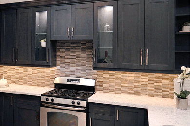 Inredning av ett modernt litet grå grått kök, med en undermonterad diskho, skåp i shakerstil, svarta skåp, träbänkskiva, flerfärgad stänkskydd, stänkskydd i stenkakel, rostfria vitvaror och en halv köksö