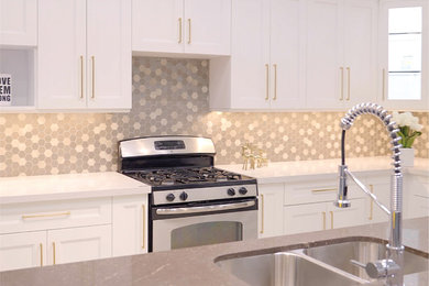 Bild på ett litet funkis vit vitt kök, med en undermonterad diskho, skåp i shakerstil, vita skåp, bänkskiva i kvarts, flerfärgad stänkskydd, stänkskydd i glaskakel, rostfria vitvaror och en köksö