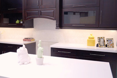 Kleine Moderne Küche in L-Form mit Vorratsschrank, Unterbauwaschbecken, Schrankfronten im Shaker-Stil, dunklen Holzschränken, Quarzwerkstein-Arbeitsplatte, Küchenrückwand in Weiß, Rückwand aus Steinfliesen, Kücheninsel und weißer Arbeitsplatte in Toronto