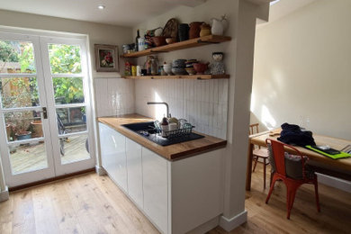 Photo of a modern kitchen in Oxfordshire with white splashback.