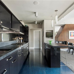 Offene, Einzeilige, Große Moderne Küche mit flächenbündigen Schrankfronten, schwarzen Schränken, Betonarbeitsplatte, Küchenrückwand in Metallic, Küchengeräten aus Edelstahl, Korkboden und Kücheninsel in New York
