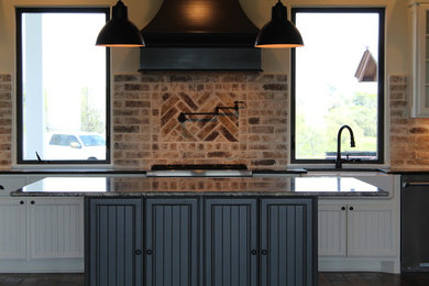 Example of a farmhouse kitchen design in Houston