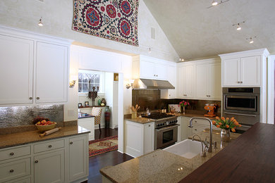 Bild på ett stort vintage kök, med en rustik diskho, luckor med profilerade fronter, vita skåp, granitbänkskiva, stänkskydd med metallisk yta, glaspanel som stänkskydd, rostfria vitvaror, mörkt trägolv, en köksö och brunt golv
