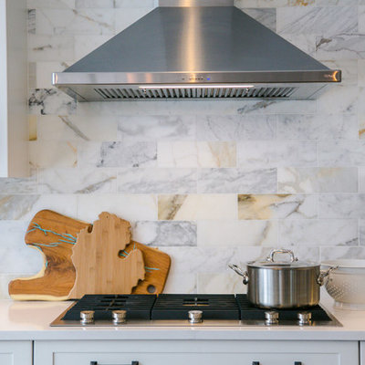 Example of a large transitional single-wall medium tone wood floor and brown floor eat-in kitchen design in Denver with an undermount sink, shaker cabinets, white cabinets, quartz countertops, multicolored backsplash, marble backsplash, stainless steel appliances, an island and white countertops