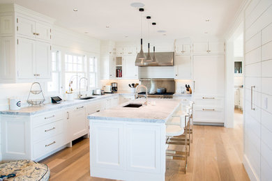 Inspiration for a mid-sized transitional kitchen remodel in Columbus
