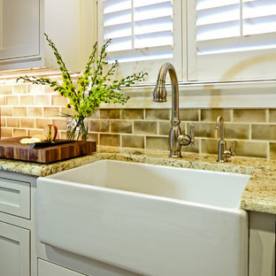 Immagine di una cucina classica con lavello stile country e top in granito