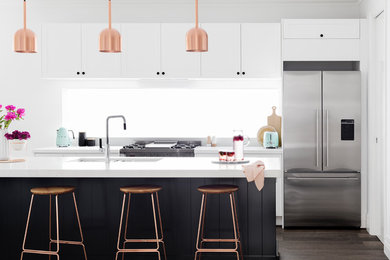 Foto di una cucina design di medie dimensioni con ante lisce, elettrodomestici in acciaio inossidabile, parquet scuro, lavello sottopiano, paraspruzzi a finestra e pavimento marrone