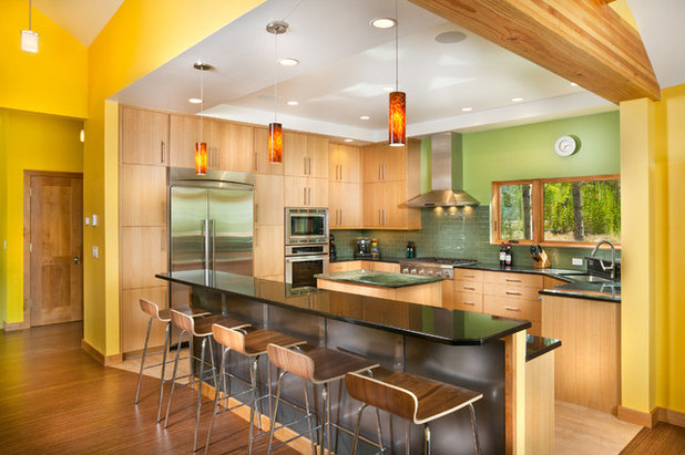 Modern Kitchen by Pinnacle Mountain Homes