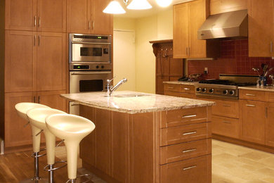 Inspiration för mellanstora amerikanska l-kök, med en undermonterad diskho, skåp i shakerstil, skåp i mellenmörkt trä, granitbänkskiva, rött stänkskydd, stänkskydd i keramik, rostfria vitvaror, travertin golv, en köksö och beiget golv