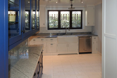 ロサンゼルスにある高級な中くらいなトランジショナルスタイルのおしゃれなキッチン (エプロンフロントシンク、白いキャビネット、珪岩カウンター、白いキッチンパネル、サブウェイタイルのキッチンパネル、シルバーの調理設備、大理石の床、白い床、青いキッチンカウンター、シェーカースタイル扉のキャビネット) の写真