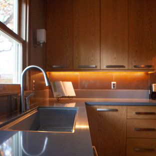 Idées déco pour une cuisine classique en U fermée et de taille moyenne avec un placard à porte plane, des portes de placard marrons, un plan de travail en quartz modifié, une crédence métallisée, une crédence en carreau de céramique, un électroménager en acier inoxydable, un îlot central, un plan de travail gris, un évier 3 bacs, un sol en bois brun et un sol marron.