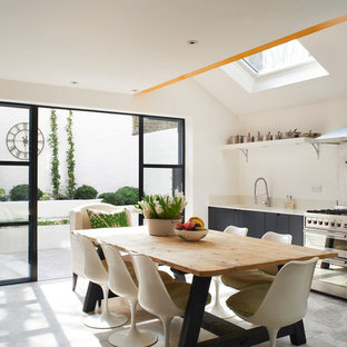 Esempio di una cucina abitabile boho chic con ante lisce e ante nere