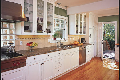 Zweizeilige, Mittelgroße Rustikale Wohnküche mit Unterbauwaschbecken, Schrankfronten im Shaker-Stil, weißen Schränken, Granit-Arbeitsplatte, Küchengeräten aus Edelstahl und braunem Holzboden in San Francisco