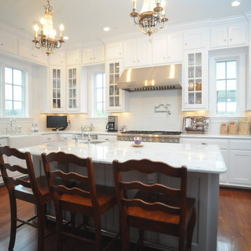 A farmhouse kitchen with a touch of sophistication.