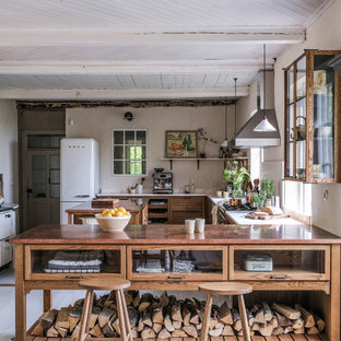 Inspiration för stora lantliga rosa kök, med en dubbel diskho, skåp i mellenmörkt trä, marmorbänkskiva, rosa stänkskydd, stänkskydd i marmor, rostfria vitvaror, målat trägolv, flera köksöar och vitt golv