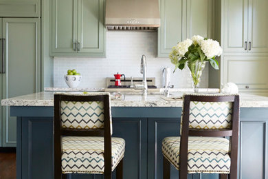 Exempel på ett avskilt, stort klassiskt linjärt kök, med en enkel diskho, granitbänkskiva, vitt stänkskydd, stänkskydd i glaskakel, rostfria vitvaror, en köksö, luckor med profilerade fronter, blå skåp och mellanmörkt trägolv