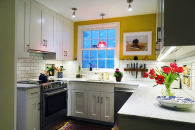ミネアポリスにあるモダンスタイルのおしゃれなキッチン (シングルシンク、大理石カウンター、白いキッチンパネル、サブウェイタイルのキッチンパネル、シルバーの調理設備、濃色無垢フローリング) の写真