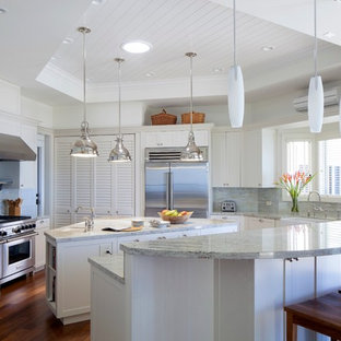 Foto di una cucina tropicale con lavello stile country, ante in stile shaker, ante bianche, paraspruzzi multicolore, elettrodomestici in acciaio inossidabile e paraspruzzi con piastrelle a listelli