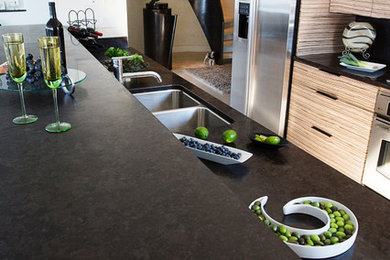 Example of a minimalist kitchen design in Milwaukee