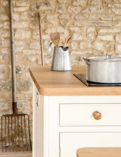 Traditional Kitchen by Sustainable Kitchens