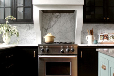 Exempel på ett klassiskt vit vitt kök, med en undermonterad diskho, släta luckor, svarta skåp, marmorbänkskiva, vitt stänkskydd, stänkskydd i marmor, rostfria vitvaror, ljust trägolv och en köksö