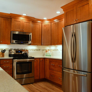 Ispirazione per una cucina tradizionale di medie dimensioni con lavello stile country, ante in stile shaker, ante in legno scuro, top in vetro riciclato, paraspruzzi bianco, paraspruzzi con piastrelle diamantate, elettrodomestici in acciaio inossidabile, pavimento in legno massello medio, nessuna isola e top bianco