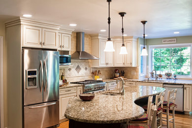 Example of a mid-sized classic kitchen design in Cincinnati