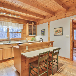 Idee per una cucina rustica chiusa con lavello a doppia vasca, ante in stile shaker, ante in legno scuro, pavimento in legno massello medio, isola, top verde e paraspruzzi in legno