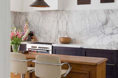 Idéer för ett modernt kök, med marmorbänkskiva och en köksö