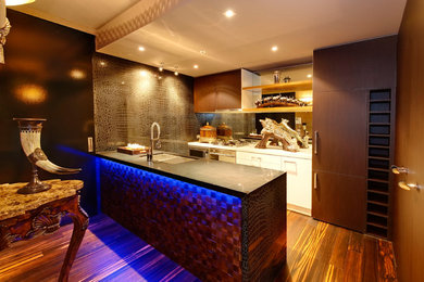 На фото: кухня в стиле фьюжн с плоскими фасадами