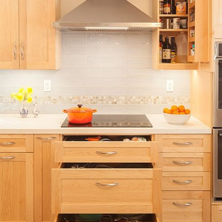 Ejemplo de cocina en L, clásica renovada, grande, cerrada, sin isla, con fregadero bajoencimera, armarios estilo shaker, puertas de armario de madera clara, encimera de cuarzo compacto, salpicadero azul, salpicadero de azulejos de cerámica, electrodomésticos de acero inoxidable, suelo de baldosas de porcelana, suelo azul y encimeras blancas