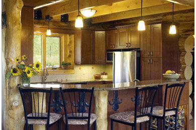 Diseño de cocina rústica de tamaño medio abierta con armarios estilo shaker, encimera de cuarzo compacto, electrodomésticos de acero inoxidable y suelo de baldosas de terracota