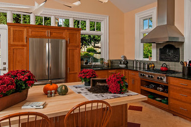 ワシントンD.C.にある高級な広いトランジショナルスタイルのおしゃれなキッチン (ダブルシンク、落し込みパネル扉のキャビネット、中間色木目調キャビネット、御影石カウンター、緑のキッチンパネル、セラミックタイルのキッチンパネル、シルバーの調理設備) の写真